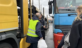 Dankbare LKW-Fahrer feuen sich über die kostenlosen Essen